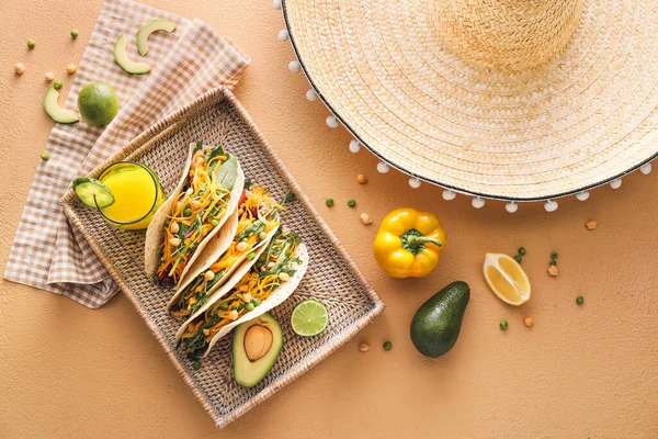 Skład Smacznymi Tacos Sombrero Tle Koloru — Zdjęcie stockowe
