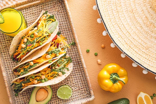 Bandeja Com Tacos Saborosos Copo Suco Sombrero Fundo Cor — Fotografia de Stock