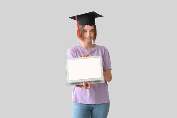 Estudiante Graduada Con Portátil Sobre Fondo Claro —  Fotos de Stock