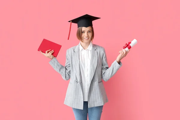 获得学位和彩色背景书籍的女毕业生 — 图库照片