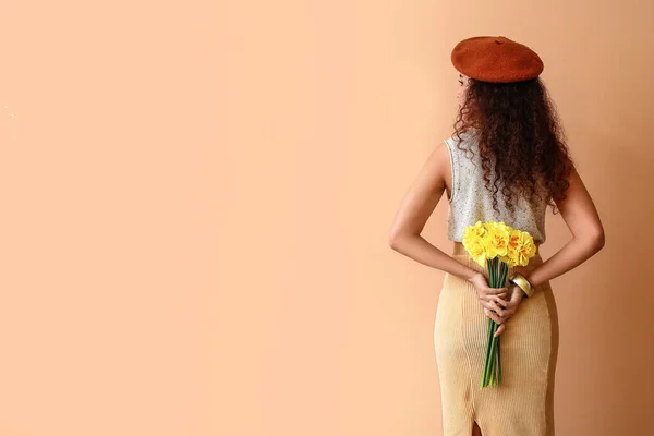 Vacker Ung Afroamerikansk Kvinna Med Narcissus Bukett Färg Bakgrund — Stockfoto