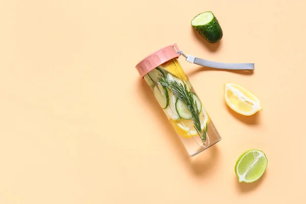 Flaska Med Gurka Lemonad Färg Bakgrund — Stockfoto