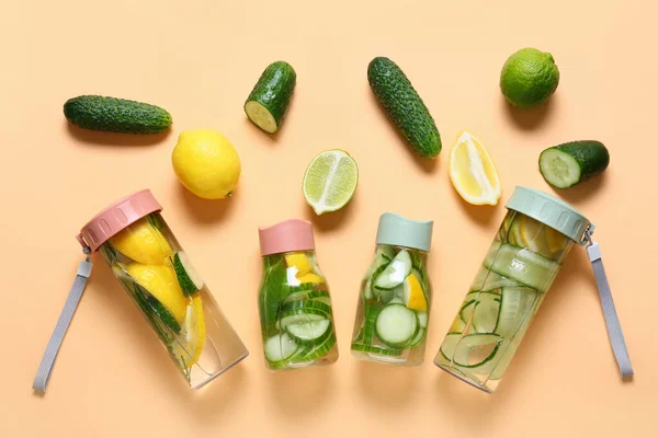 Пляшки Лимонадом Огірків Кольоровому Фоні — стокове фото