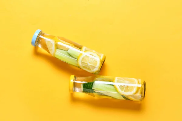 Пляшки Лимонадом Огірків Кольоровому Фоні — стокове фото
