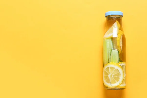 Bottiglia Con Limonata Cetriolo Sfondo Colore — Foto Stock