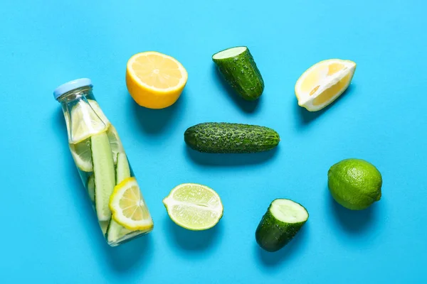 Bottiglia Con Limonata Cetriolo Sfondo Colore — Foto Stock