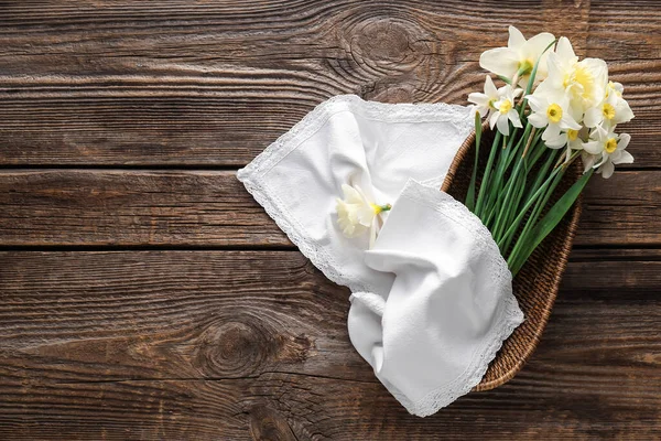 Cesta Con Hermosos Narcisos Sobre Fondo Madera — Foto de Stock