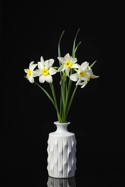 Vase Mit Schönen Narzissen Auf Dunklem Hintergrund — Stockfoto