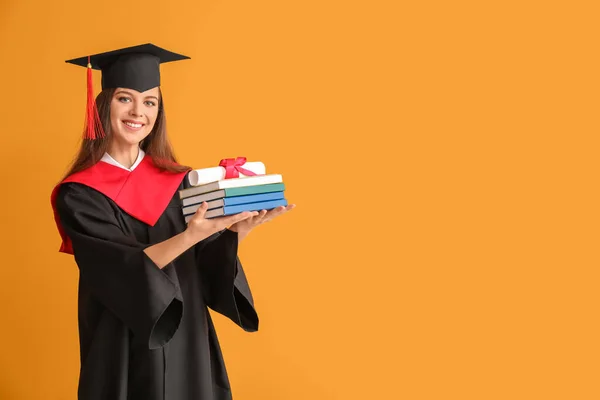 Studente Laureata Con Diploma Libri Sfondo Colori — Foto Stock