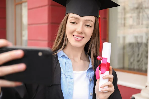 Žena Maturitní Student Bakalářském Županu Přičemž Selfie Její Maturitní Den — Stock fotografie