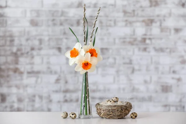 Jarrón Con Hermosos Narcisos Nido Con Huevos Codorniz Mesa Cerca — Foto de Stock