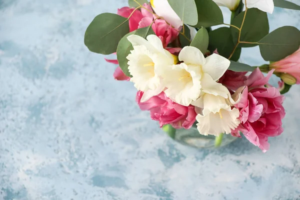 Florero Con Hermosas Flores Sobre Fondo Color —  Fotos de Stock