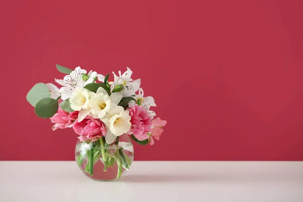 Váza Gyönyörű Virágok Színes Háttér — Stock Fotó