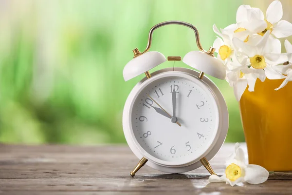 Vase Beautiful Daffodils Alarm Clock Table Outdoors — Stock Photo, Image