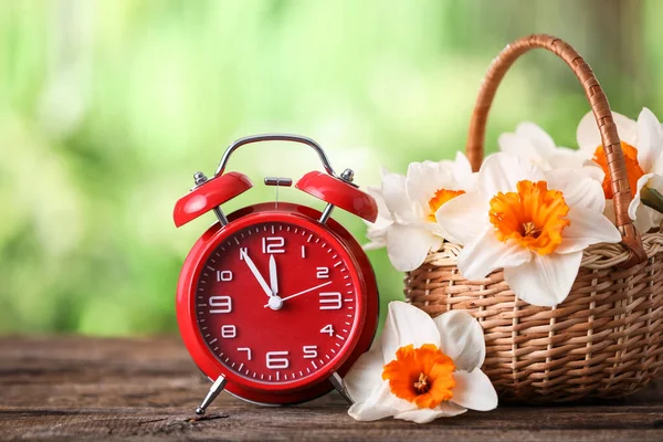 Kosár Gyönyörű Nárcisz Virágok Ébresztőóra Asztalon Szabadban — Stock Fotó