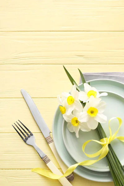Mooie Tafel Instelling Met Narcissen Bloemen Kleur Houten Achtergrond — Stockfoto