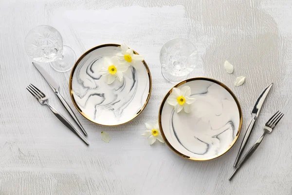 Beautiful Table Setting Narcissus Flowers Light Background — Stock Photo, Image