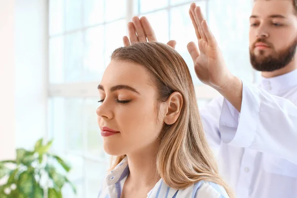 Mestre Reiki Trabalhando Com Paciente — Fotografia de Stock