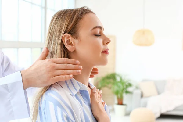 Mestre Reiki Trabalhando Com Paciente — Fotografia de Stock