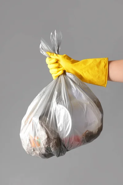 Mulher Segurando Saco Com Lixo Fundo Cinza Close — Fotografia de Stock