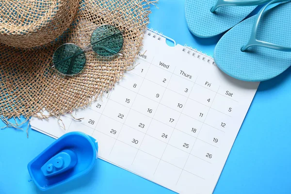 Calendrier Accessoires Plage Sur Fond Couleur Gros Plan — Photo