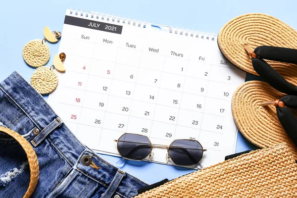 Calendrier Accessoires Plage Sur Fond Couleur Gros Plan — Photo