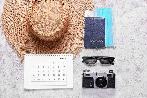 Calendario Pasaporte Máscara Médica Accesorios Playa Sobre Fondo Claro —  Fotos de Stock