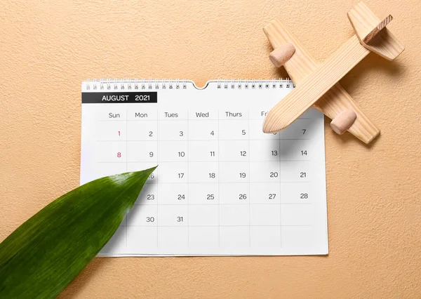 Календарь Деревянный Самолет Цветном Фоне — стоковое фото