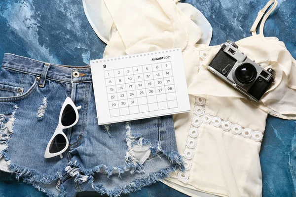 Kalender Kleding Fotocamera Zonnebril Kleur Achtergrond — Stockfoto