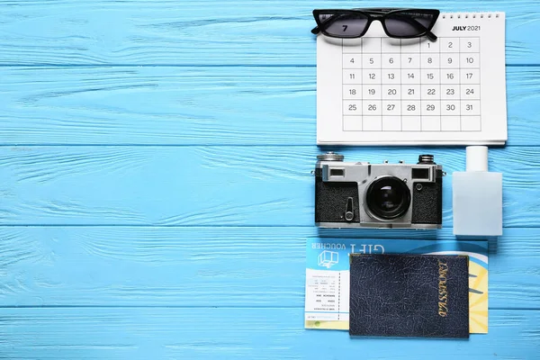 Calendario Passaporto Biglietto Accessori Sfondo Legno Colori — Foto Stock