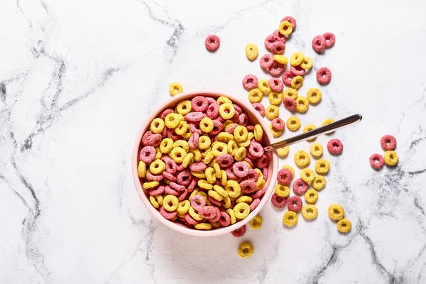 Cuenco Con Sabrosos Anillos Cereales Sobre Fondo Claro — Foto de Stock