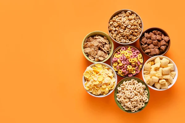 Cuencos Con Diferentes Cereales Sobre Fondo Color — Foto de Stock