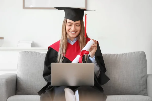 Glad Kvinnlig Student Sin Examensdag Hemma Begreppet Studier Nätet — Stockfoto