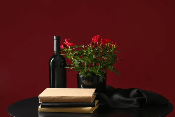 Belles Roses Rouges Pot Avec Bouteille Livres Sur Table Près — Photo