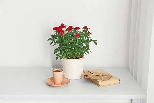 Schöne Rote Rosen Topf Mit Kaffee Und Buch Regal Der — Stockfoto