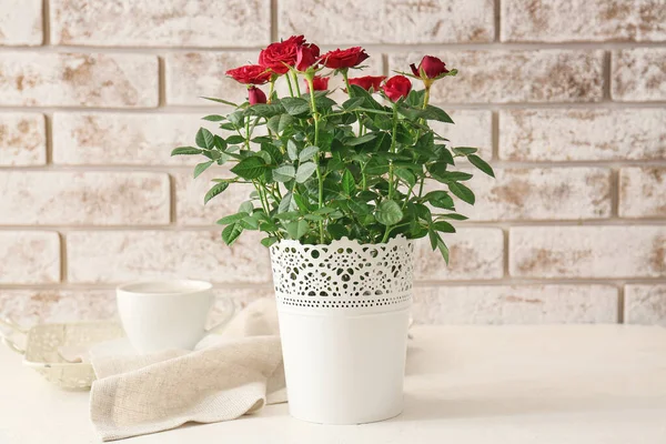 Beautiful Red Roses Pot Cup Coffee Table Brick Wall — Stock Photo, Image