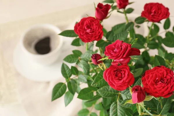 Hermosas Rosas Rojas Mesa Primer Plano —  Fotos de Stock