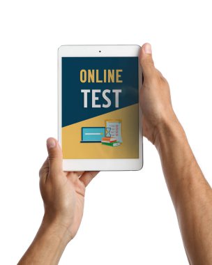 Beyaz arkaplana karşı ONLINE testi içeren tablet bilgisayarı tutan erkek eller