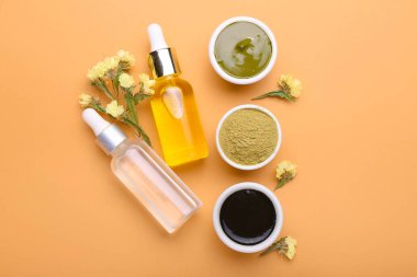 Kaselerde kına ve arka planda gerekli yağ şişeleri