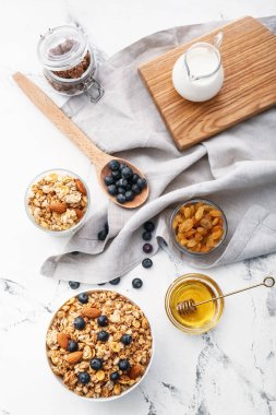 Hafif arkaplanda lezzetli granola ile kompozisyon