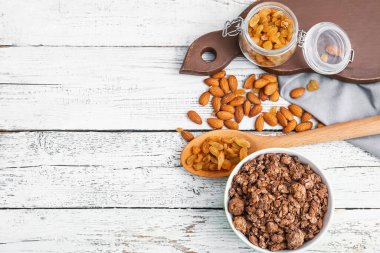 Beyaz ahşap arka planda lezzetli tahıllı kompozisyon