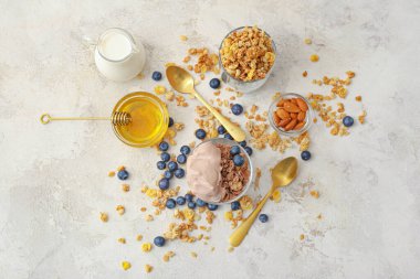 Grunge arka planında lezzetli granola içeren kompozisyon