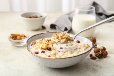 Lezzetli granola, masada süt.