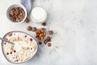 Hafif arka planda sütle lezzetli granola