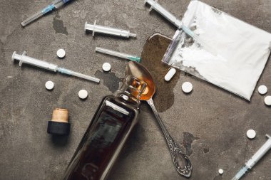 Uyuşturucu ve alkol gri arka planda. Bağımlılık kavramı