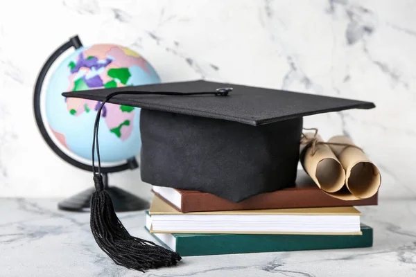 Graduation Hat Books Light Background — Stock Photo, Image