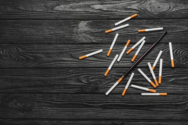 Mnoho Cigaret Dřevěném Pozadí Koncept Závislosti — Stock fotografie