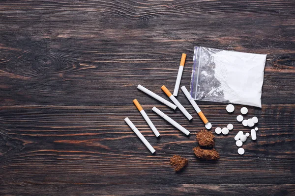 烟草和香烟的木制背景 成瘾的概念 — 图库照片