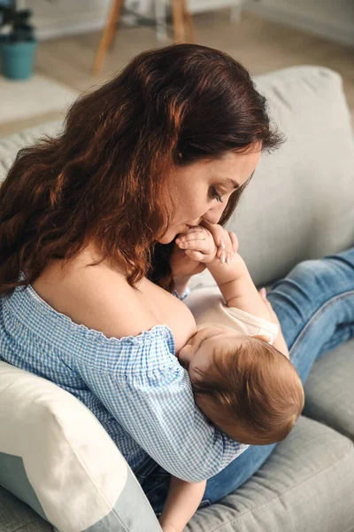 Young Woman Breastfeeding Her Baby Home Closeup — Stock Photo, Image