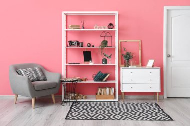 Kitap rafı olan şık bir oturma odası.